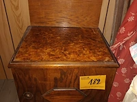 Lot 182 - nachtkastje. 2 stuks - afbeelding 1 van  3