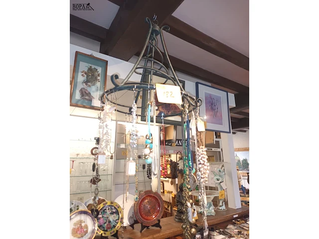 Lot 182 - plafondhanger met juwelen - afbeelding 1 van  4