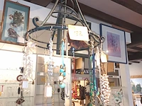 Lot 182 - plafondhanger met juwelen - afbeelding 1 van  4