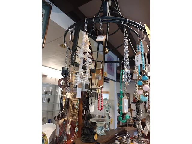 Lot 182 - plafondhanger met juwelen - afbeelding 2 van  4