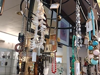 Lot 182 - plafondhanger met juwelen - afbeelding 2 van  4