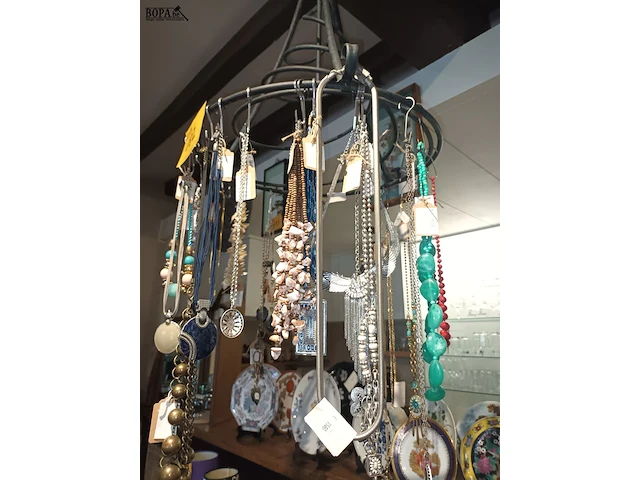 Lot 182 - plafondhanger met juwelen - afbeelding 3 van  4