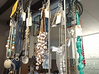 Lot 182 - plafondhanger met juwelen - afbeelding 3 van  4