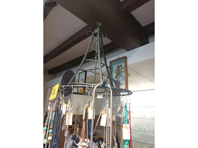 Lot 182 - plafondhanger met juwelen - afbeelding 4 van  4