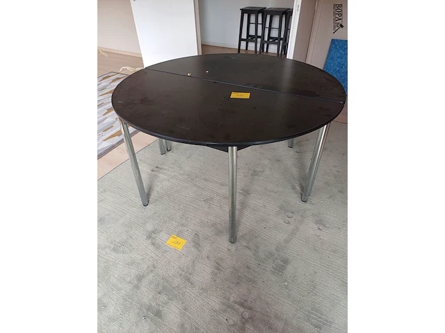 Lot 182 - ronde tafel - afbeelding 1 van  3
