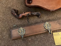 Lot 182 - set hout allerhande, 3 stuks - afbeelding 2 van  3