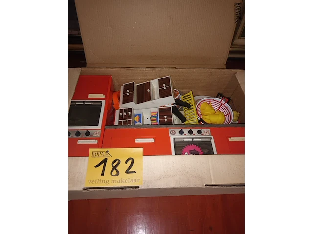 Lot 182 - vintage speelgoed keuken - afbeelding 1 van  5