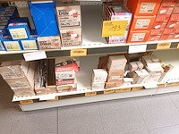 Lot 183 - pluggen en schroeven - afbeelding 1 van  5