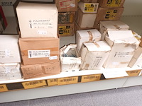 Lot 183 - pluggen en schroeven - afbeelding 4 van  5