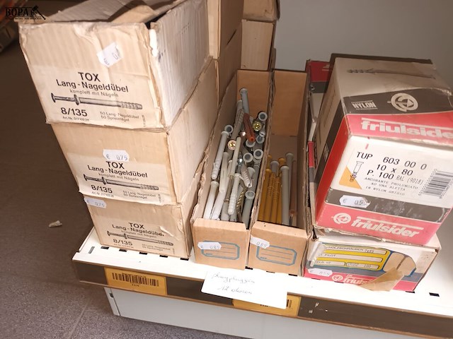 Lot 183 - pluggen en schroeven - afbeelding 5 van  5