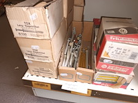 Lot 183 - pluggen en schroeven - afbeelding 5 van  5