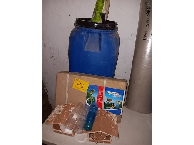 Lot 183 - vogelvoeder en kastjes - afbeelding 1 van  3