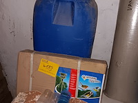 Lot 183 - vogelvoeder en kastjes - afbeelding 1 van  3