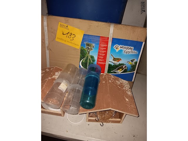 Lot 183 - vogelvoeder en kastjes - afbeelding 2 van  3