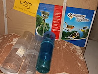 Lot 183 - vogelvoeder en kastjes - afbeelding 2 van  3