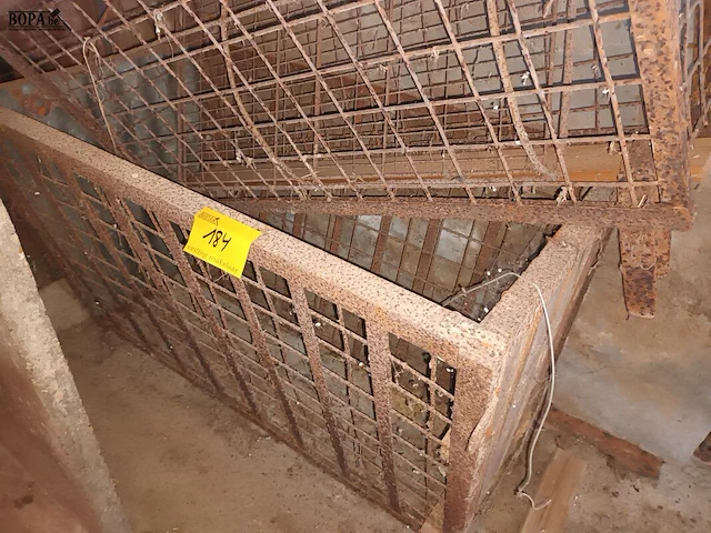 Lot 184 - antieke hooiruif. 2 stuks - afbeelding 3 van  3