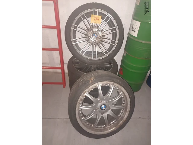 Lot 184 - banden met velgen bmw. 4 stuks - afbeelding 1 van  5