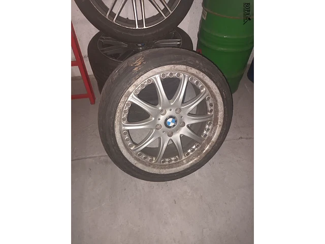 Lot 184 - banden met velgen bmw. 4 stuks - afbeelding 2 van  5