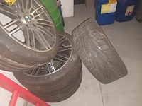 Lot 184 - banden met velgen bmw. 4 stuks - afbeelding 4 van  5