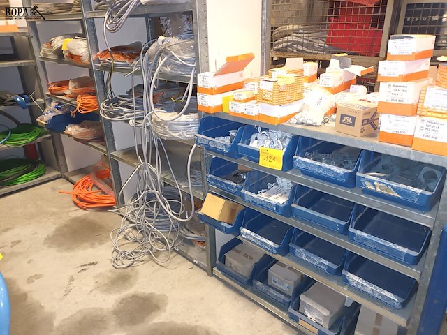 Lot 184 - grijs metalen magazijnrek - afbeelding 1 van  3