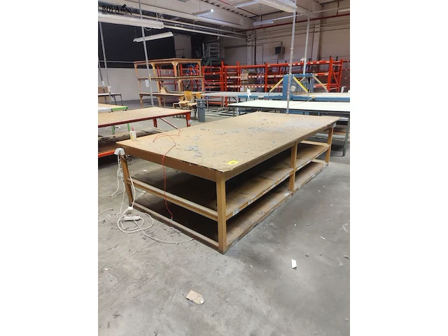 Lot 184 - houten werktafel - afbeelding 1 van  3