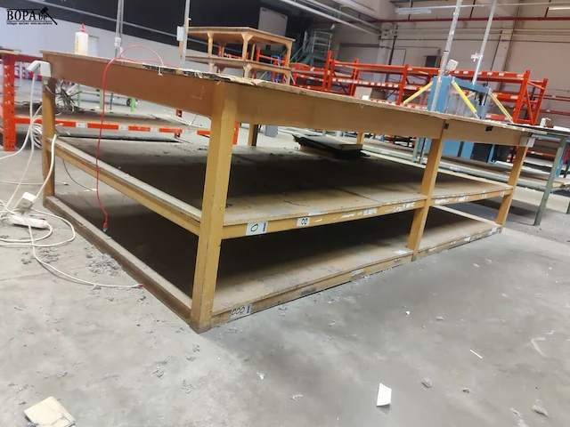 Lot 184 - houten werktafel - afbeelding 2 van  3