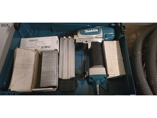 Lot 184 - nagelpistool makita af 506 als nieuw - afbeelding 2 van  2