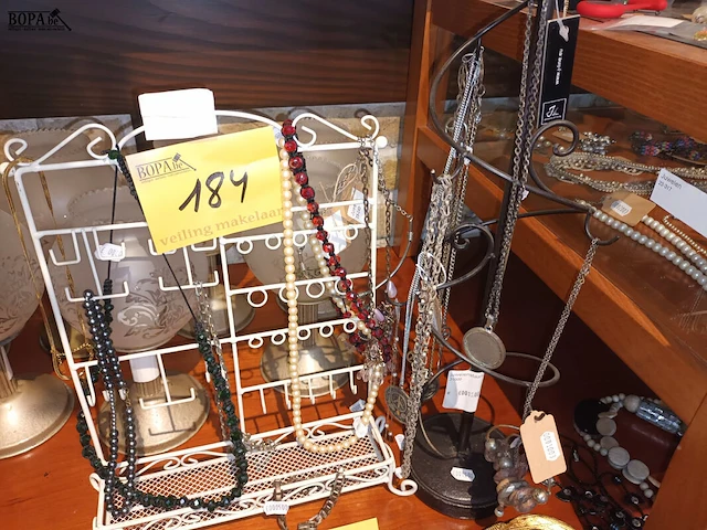 Lot 184 - rekje met juwelen. 2 stuks - afbeelding 1 van  3