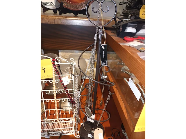 Lot 184 - rekje met juwelen. 2 stuks - afbeelding 2 van  3