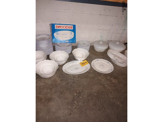 Lot 184 - servies arcopal romantique. 62 stuks - afbeelding 1 van  5