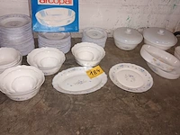 Lot 184 - servies arcopal romantique. 62 stuks - afbeelding 1 van  5