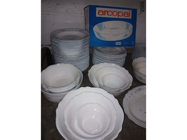 Lot 184 - servies arcopal romantique. 62 stuks - afbeelding 2 van  5