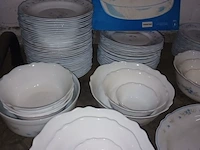 Lot 184 - servies arcopal romantique. 62 stuks - afbeelding 2 van  5