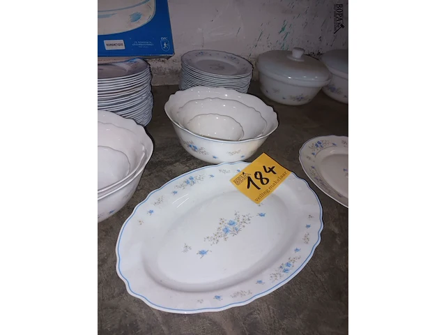 Lot 184 - servies arcopal romantique. 62 stuks - afbeelding 3 van  5