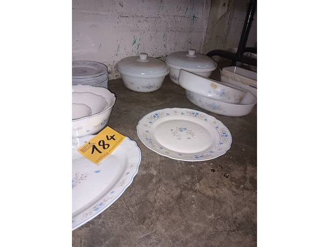 Lot 184 - servies arcopal romantique. 62 stuks - afbeelding 4 van  5