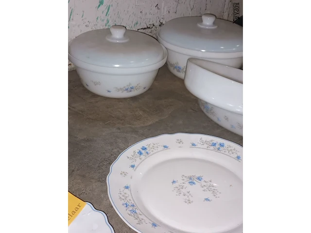 Lot 184 - servies arcopal romantique. 62 stuks - afbeelding 5 van  5