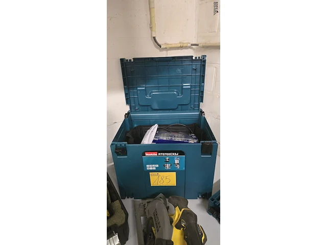 Lot 185 - bandfrees makita rt0702c in koffer als nieuw - afbeelding 1 van  5