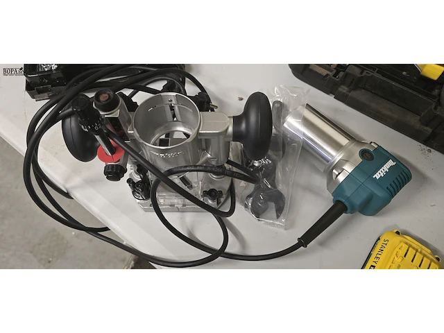 Lot 185 - bandfrees makita rt0702c in koffer als nieuw - afbeelding 4 van  5