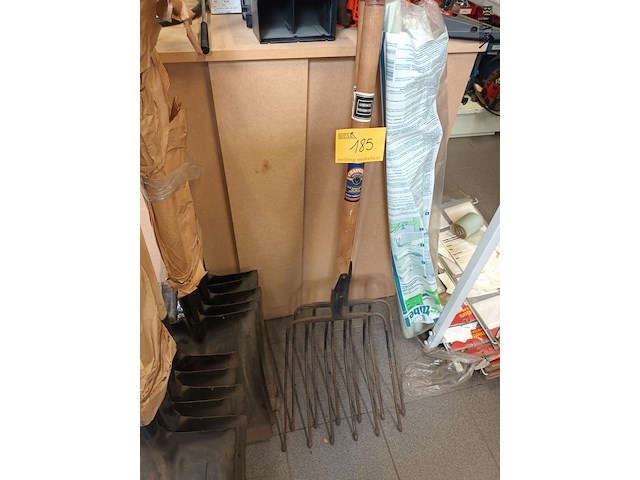 Lot 185 - greep met 6 tanden. 2 stuks - afbeelding 1 van  3