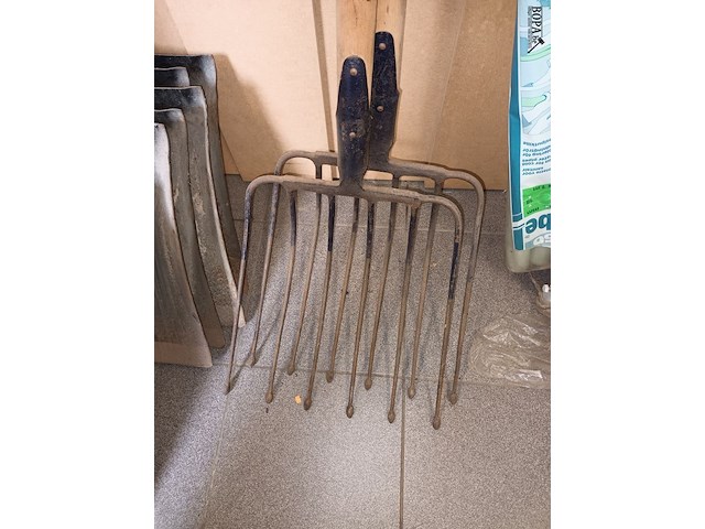 Lot 185 - greep met 6 tanden. 2 stuks - afbeelding 2 van  3