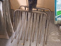 Lot 185 - greep met 6 tanden. 2 stuks - afbeelding 2 van  3