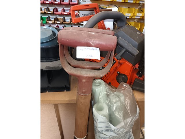 Lot 185 - greep met 6 tanden. 2 stuks - afbeelding 3 van  3