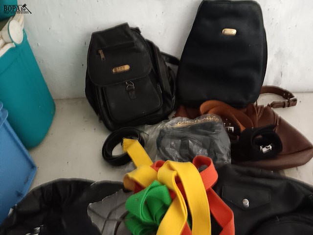 Lot 185 - handtassen en riemen - afbeelding 3 van  3