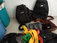 Lot 185 - handtassen en riemen - afbeelding 3 van  3