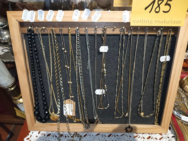 Lot 185 - koffertje met juwelen - afbeelding 1 van  3