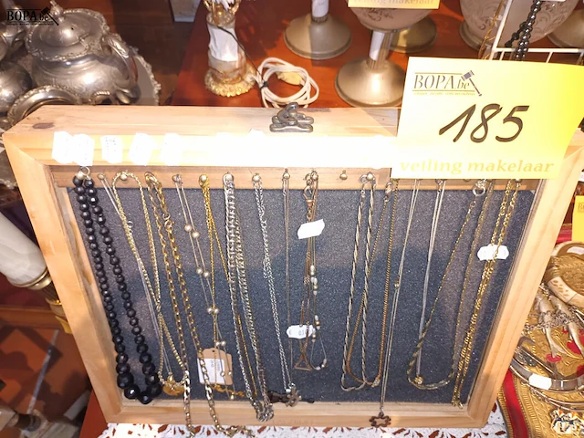 Lot 185 - koffertje met juwelen - afbeelding 2 van  3