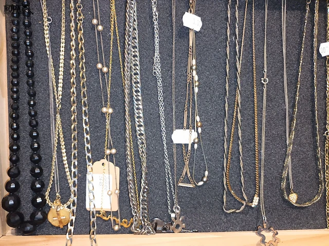 Lot 185 - koffertje met juwelen - afbeelding 3 van  3