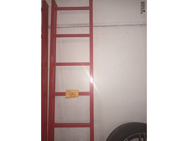 Lot 185 - rode aluminium ladder - afbeelding 1 van  2