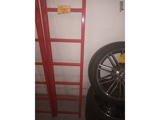 Lot 185 - rode aluminium ladder - afbeelding 2 van  2