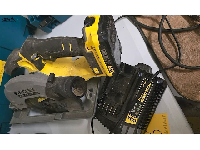 Lot 186 - accu bandcirkelzaag stanley fatmax 18v met lader sfmcs500 - afbeelding 1 van  3